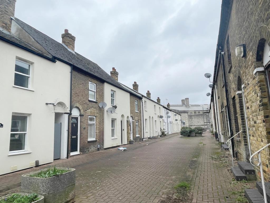 Lot: 82 - HOUSE IN NEED OF IMPROVEMENT - Street view to town centre house